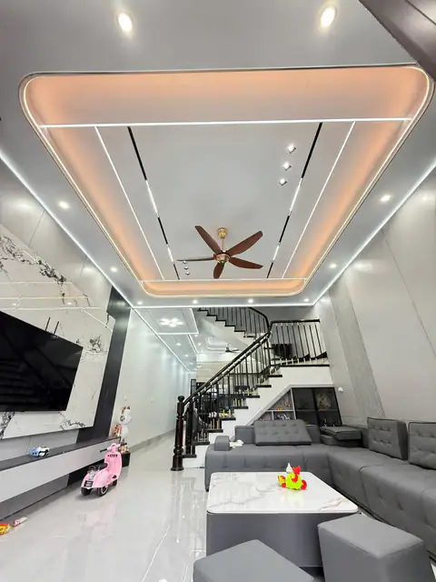 Mẫu trần bo góc hắt đèn vàng phòng khách – Verywood